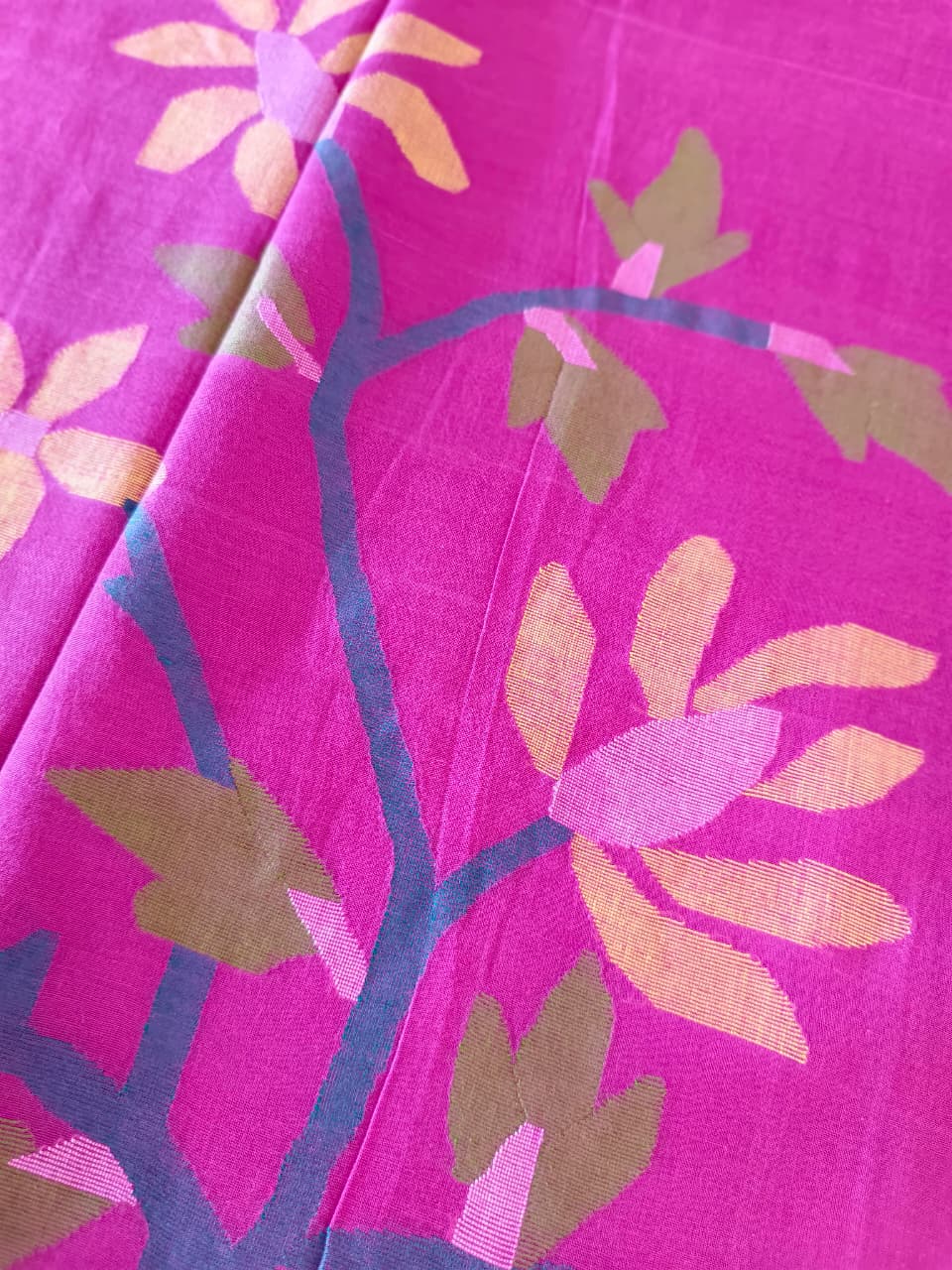 ibrant Magenta Muslin Cotton Jamdani Handloom Saree