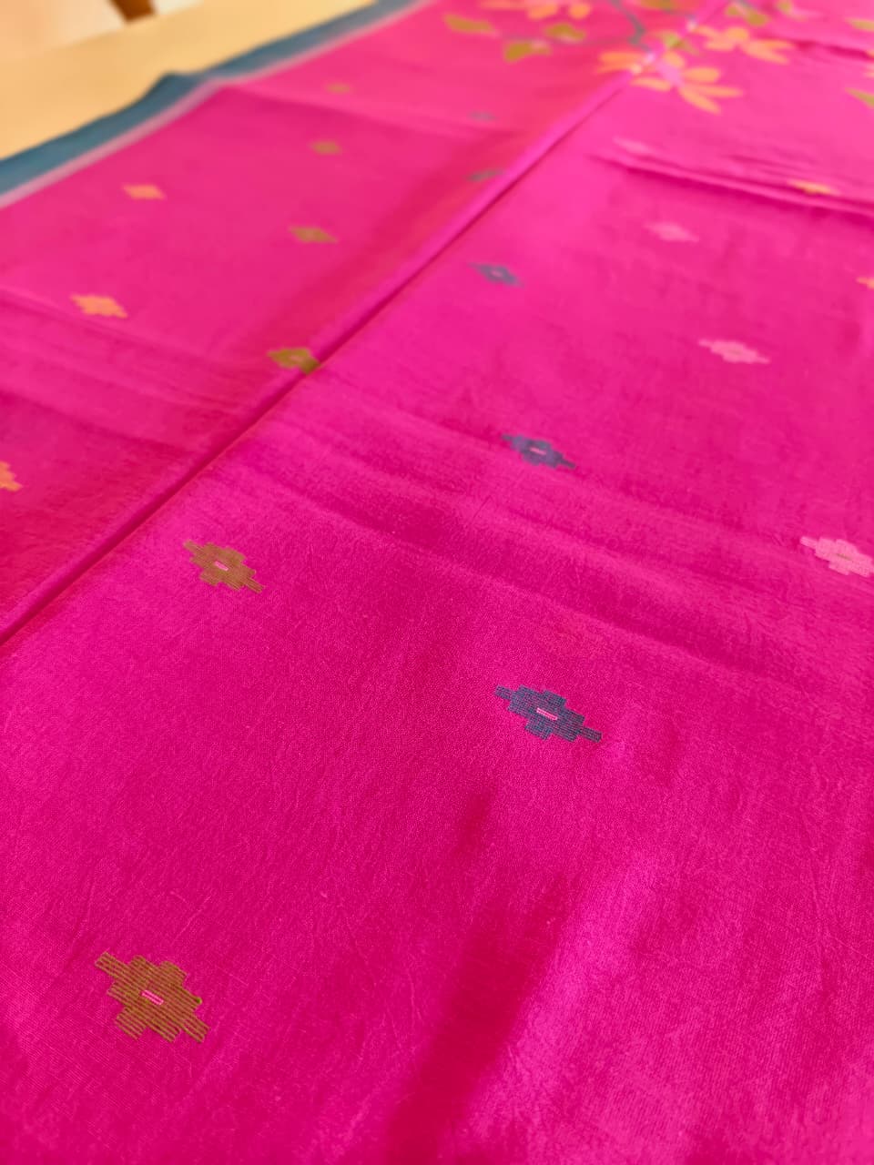 ibrant Magenta Muslin Cotton Jamdani Handloom Saree