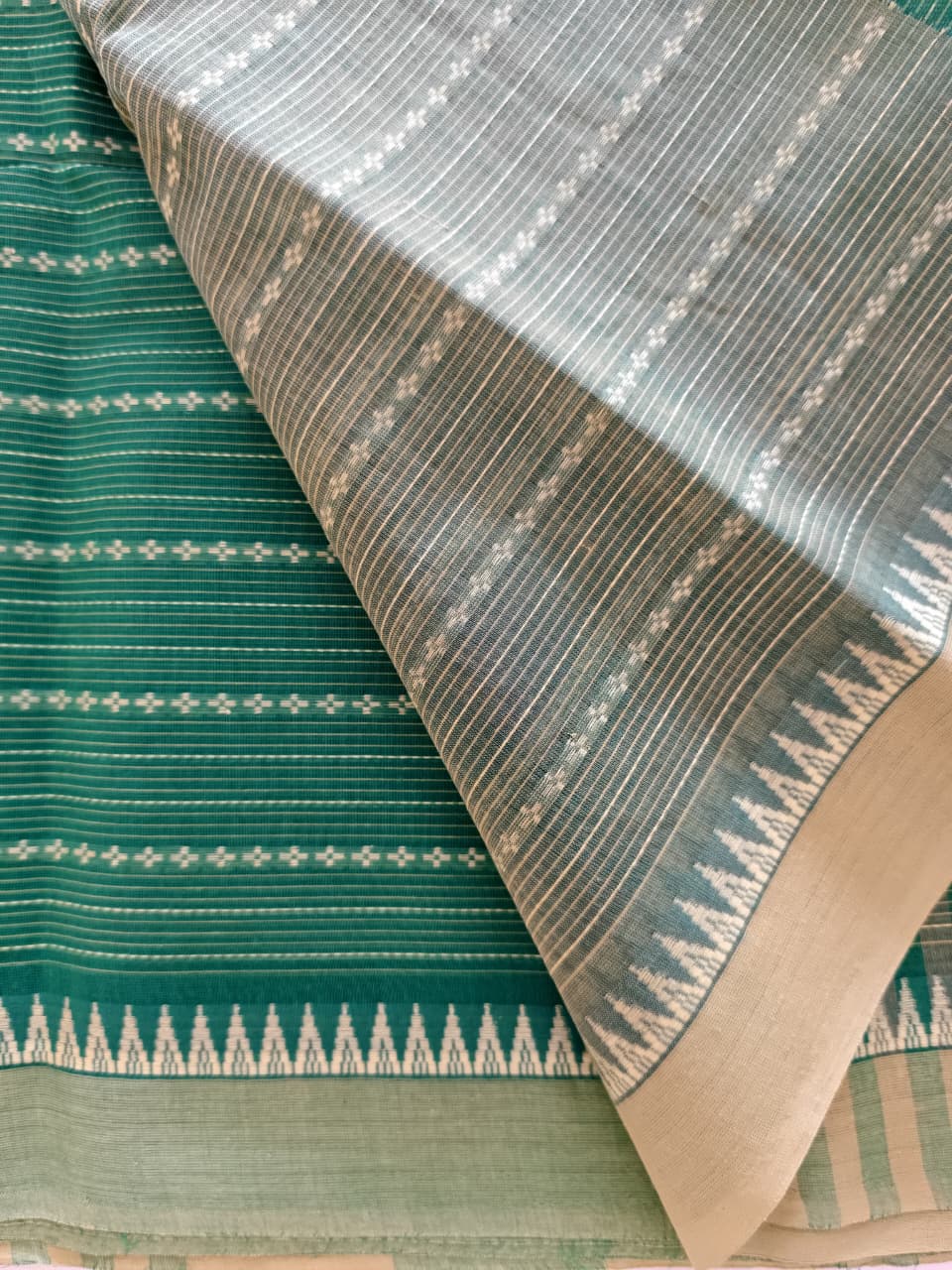 Emerald Green Pure Cotton woven Saree with Contrast Blouse